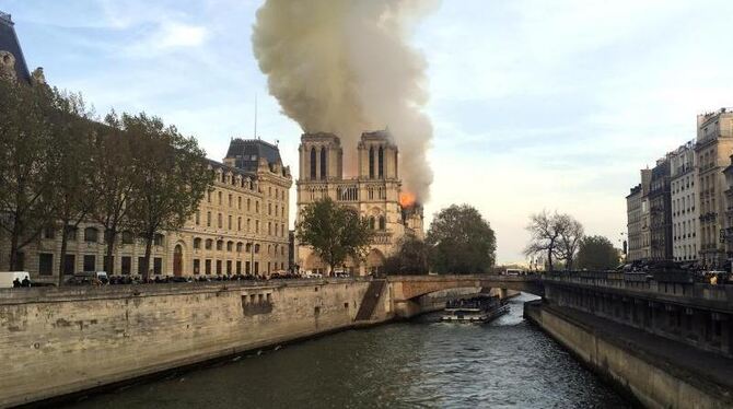Notre-Dame steht in Flammen