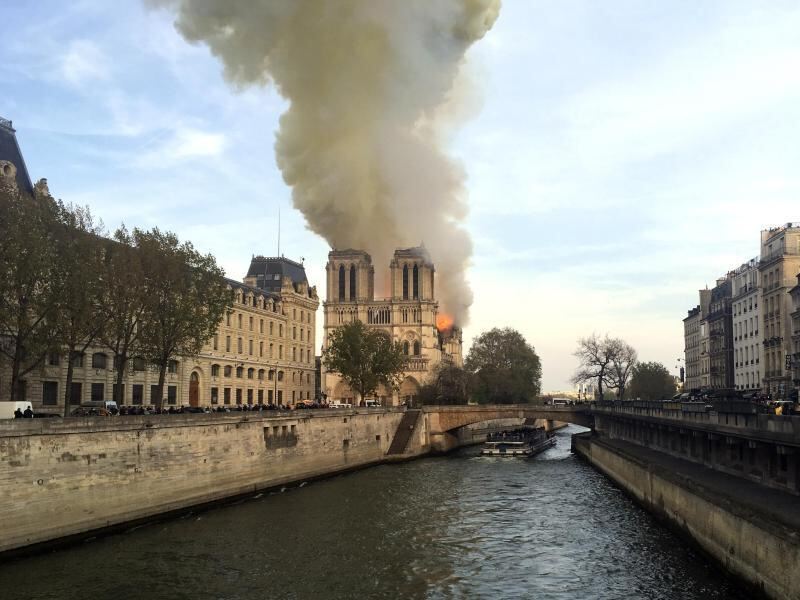 Notre-Dame steht in Flammen