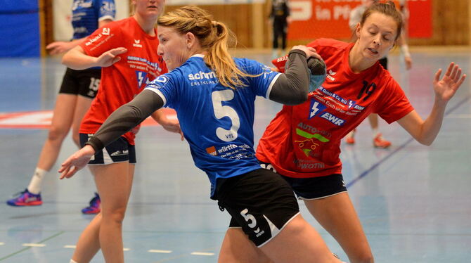 Melanie Mayer (mit Ball) vom VfL Pfullingen setzt sich im Echaztal-Derby gegen Katharina Notheis von der SG Ober-/Unterhausen d Melanie Mayer (mit Ball) vom VfL Pfullingen setzt sich im Echaztal-Derby gegen Katharina Notheis von der SG Ober-/Unterhausen d