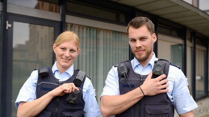 »Achtung, Aufnahme läuft«: Zwei Reutlinger Polizisten zeigen ihre neuen Bodycams.