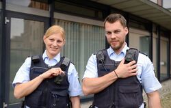 "Achtung, Aufnahme läuft": Zwei Reutlinger Polizisten zeigen ihre neuen Bodycams.