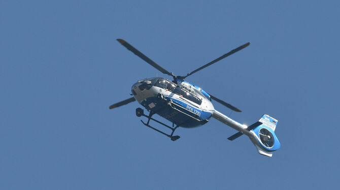 Polizeihubschrauber im Einsatz. Polizeihubschrauber im Einsatz. ARCHIVFOTO: DPA
