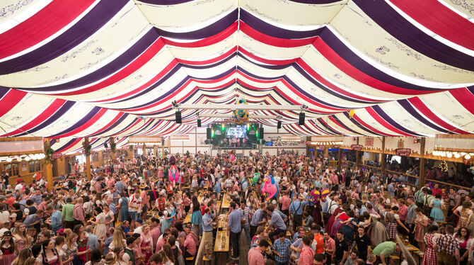 Menschen feiern im Festzelt auf dem Frühlingsfest auf dem Cannstatter Wasen. Dieses Jahr beginnt das Feiern ausgerechnet am Kar