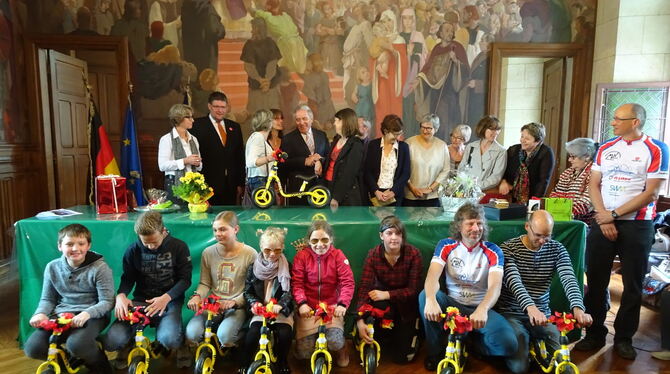 Ungewöhnliche Gastgeschenke: Laufräder für Kinder aus Noyon.  FOTO: PRIVAT