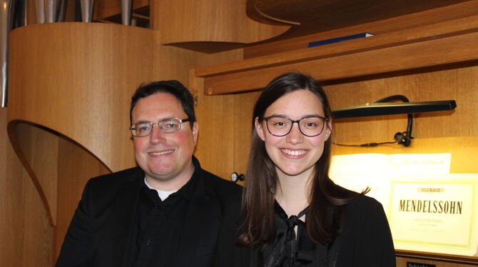 Tobias Auer und Theresa Hagmeyer an der Orgel in St. Peter und Paul.  FOTO: VARADY
