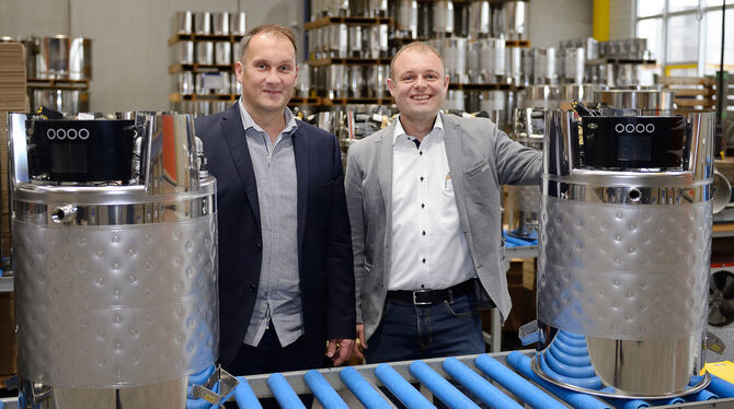 Die Geschäftsführer Stefan (links) und Fabian Speidel, aufgenommen in der Produktion von Bierbraugeräten. FOTO: PIETH