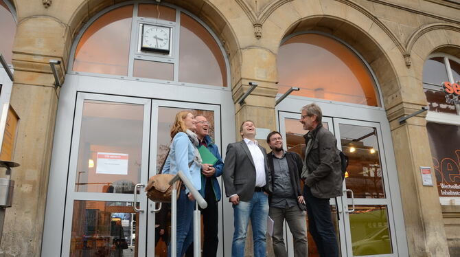 Am Bahnhofsportal, das wieder mal geschlossen war (von links): SPD-Kreisvorsitzende Ronja Nothofer, SPD-Stadträte Helmut Treutle