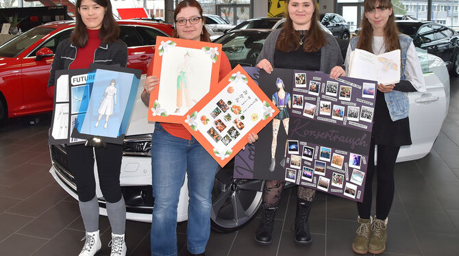 Vier angehende Desingerinnen der Modeschule Metzingen haben vor der No 1 in Reutlingen schon einmal einen kleinen Einblick in ih
