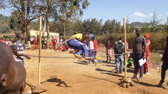 Bild vom Aufenthalt beim Straßenkinderprojekt in Kenia: Hochsprung über den Schlauch ins Sägemehl.  FOTO: KELLER