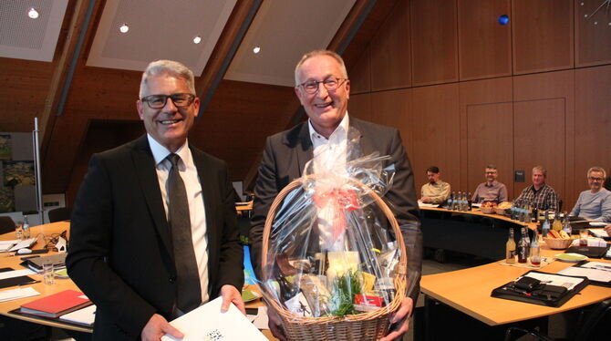 Jochen Zeller (links) wird von seinem Stellvertreter Willi Baier für zwanzig Amtsjahre als Bürgermeister ausgezeichnet. FOTO: DE