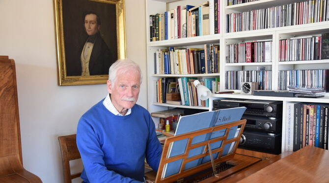 Seit er im Ruhestand ist, hat er mehr Zeit für die Musik: Professor Dr. Gernot Lorenz aus Pfullingen spielt gern Cembalo. FOTO: