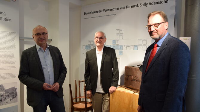 Wolfgang Sannwald (von links), Willi Kemmler und Joachim Walter stehen vor dem Stammbaum von Sally Adamsohn, der erstmals gezeig