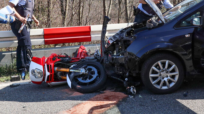 Der Ducati-Fahrer zog sich schwere Verletzungen zu und wurde vom Rettungshubschrauber in eine Klinik geflogen.