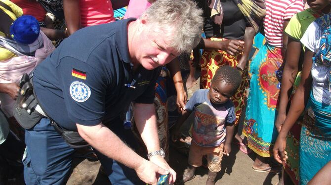 Thomas Wiedemann vom THW Ofterdingen sorgte nach der Überschwemmungskatastrophe in Mosambik dafür, dass die Einheimischen sauber