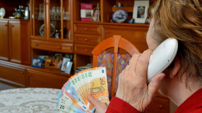 Meistens werden ältere Menschen Opfer von Telefonbetrügern. FOTO: NIETHAMMER