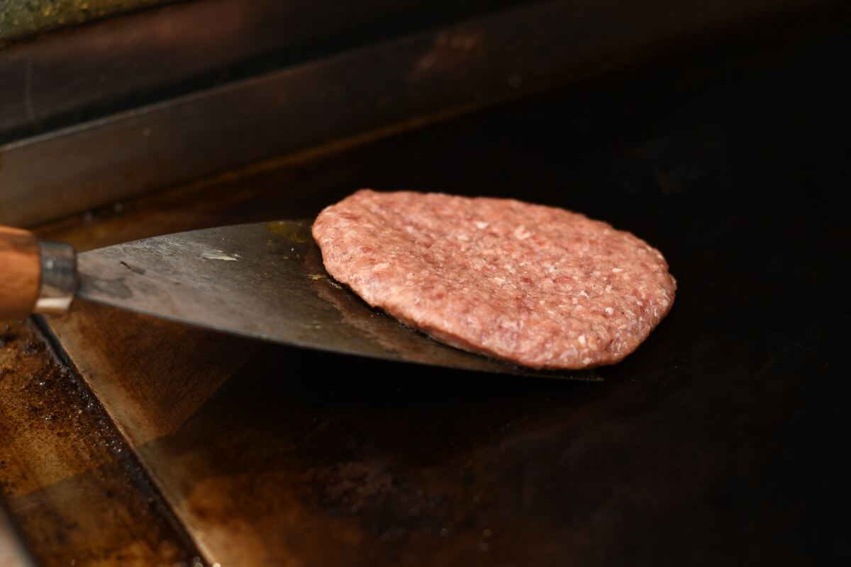 Udo-Snack: Das Rinderhack ist ganz frisch und nicht tiefgefroren, wenn es auf die Bratplatte wandert.