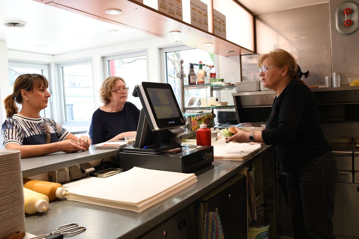 Udo-Snack: Die Atmosphäre wirkt familiär, der Ton zwischen den Damen am Grill und den Gästen ist freundlich.