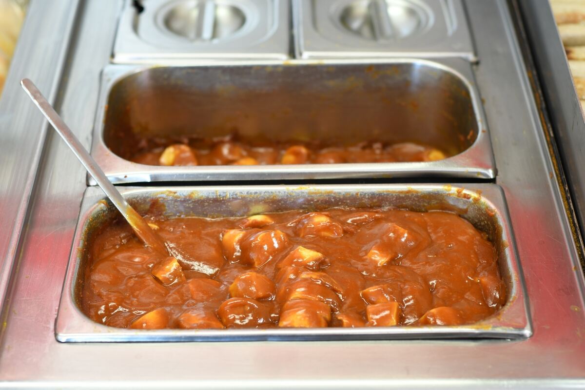 Udo-Snack: Besonders beliebt ist neben Burgern die Curry-Wurst.