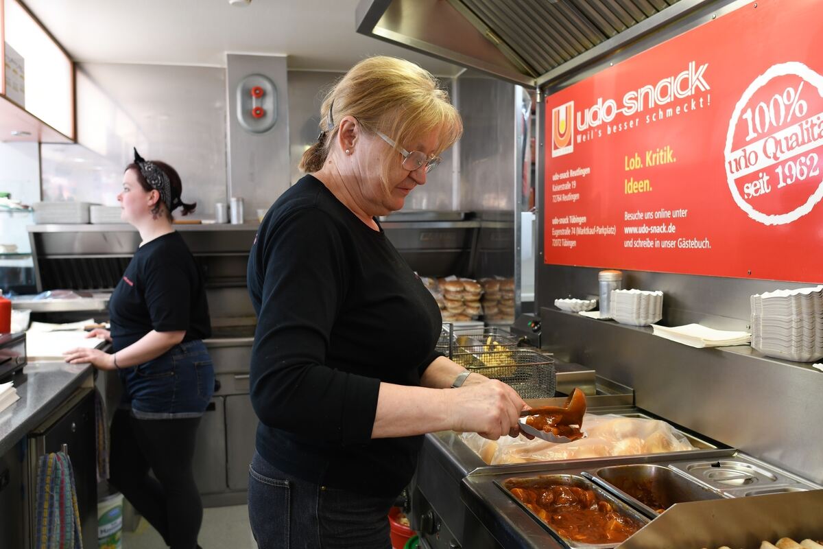 Udo-Snack: Vorne an der Curry-Wurst steht Juckica Ferencevic, im Hintergrund nimmt Jacqueline Konheiser Bestellungen entgegen.