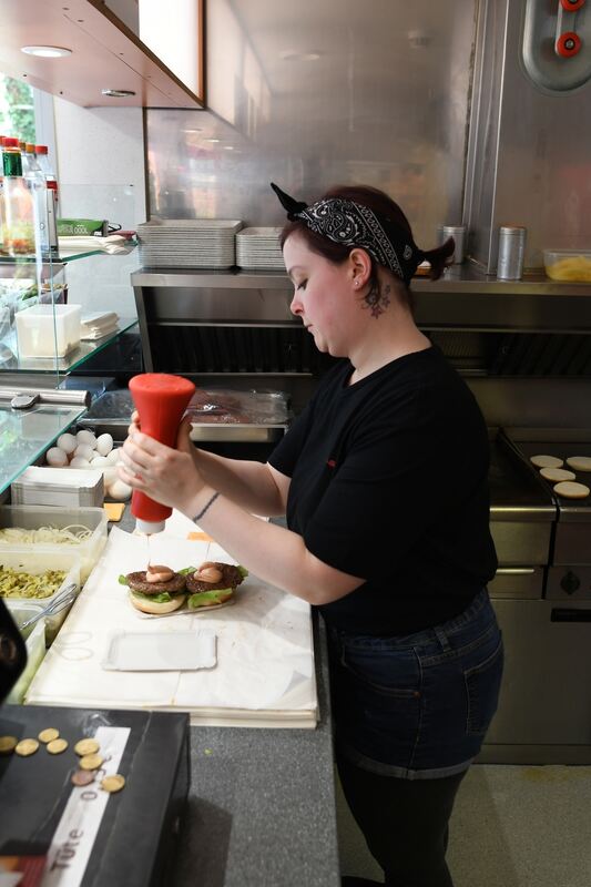 Udo-Snack: Die Spezialsoße für die Burger wird nach einem geheimen Hausrezept zubereitet.