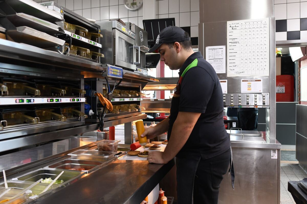 Burger King: In den Edelstahlregalen und darunter ist alles drin, was für die Burger gebraucht wird.