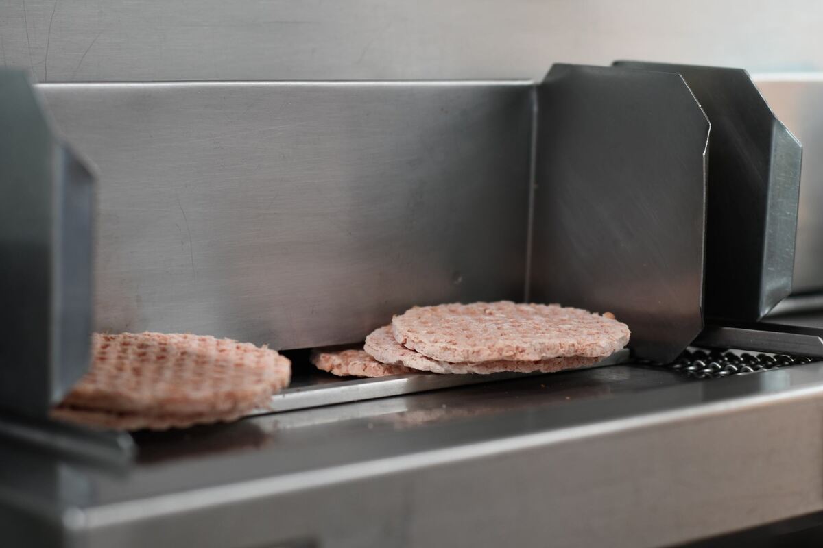 Burger King: Die Rindfleisch-Rundlinge kommen tiefgefroren in eine Grillmaschine.