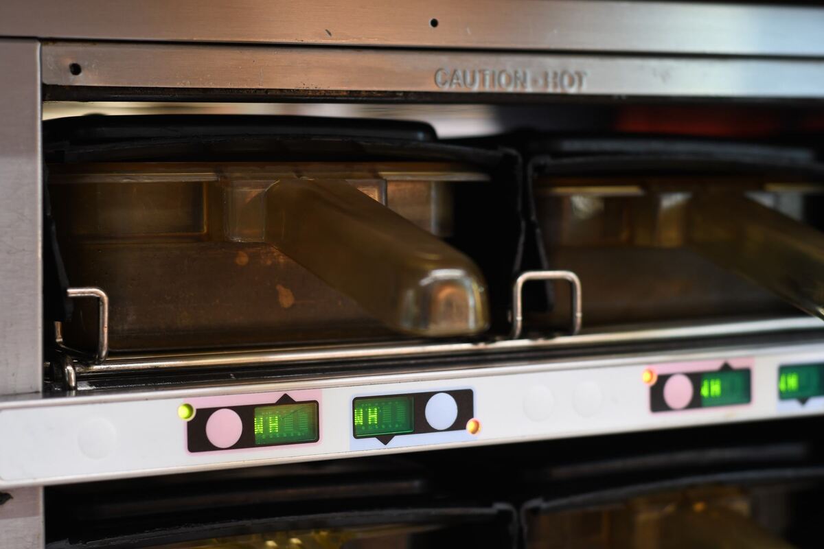 Burger King: Nach dem Grillen werden die Rindfleisch-Paddys in solchen Schubladen warm gehalten. Burger King: Nach dem Grillen werden die Rindfleisch-Paddys in solchen Schubladen warm gehalten.