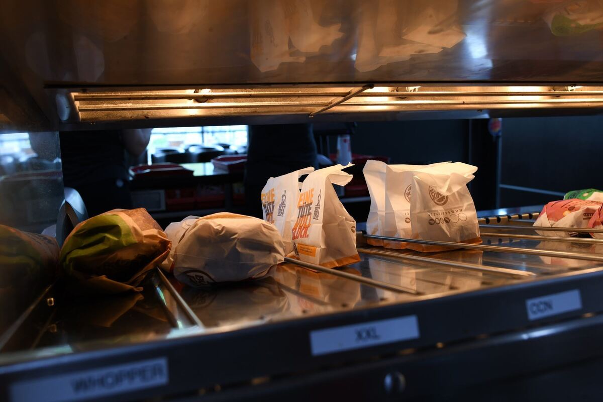 Burger King: Das fertige Fast Food kommt auf eine Rutsche, die hinter der Bedienungstheke liegt. Burger King: Das fertige Fast Food kommt auf eine Rutsche, die hinter der Bedienungstheke liegt.