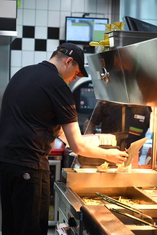 Burger King: Pommes werden ständig frisch in mehreren Fritteusen zubereitet. Burger King: Pommes werden ständig frisch in mehreren Fritteusen zubereitet.