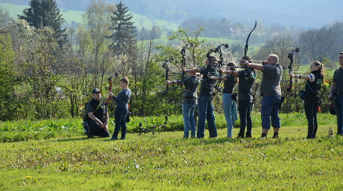 Gezielte Schüsse in idyllischer Umgebung: die Pfullinger Bogenschützen auf ihrem neuen Trainingsgelände. FOTO: HAILFINGER