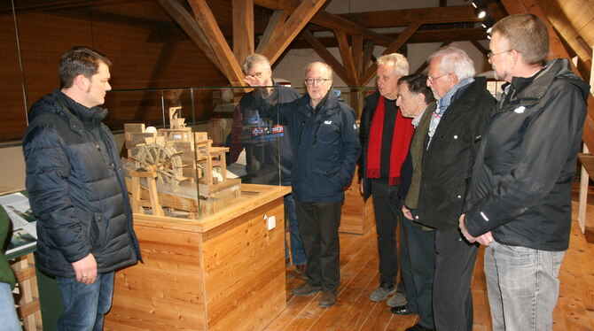Am Modell erläutert Rainer Loose (Dritter von links) den angehenden Mühlenführern Funktion und Ausstattung einer Getreidemühle.