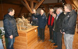 Am Modell erläutert Rainer Loose (Dritter von links) den angehenden Mühlenführern Funktion und Ausstattung einer Getreidemühle. 