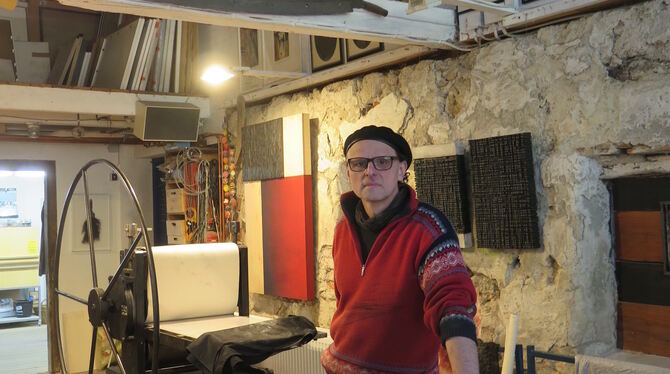 Helmut Anton Zirkelbach in seinem Atelier in Kohlstetten.  FOTO: KRAUTH