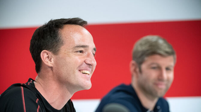 Trainer Nico Willig (links, Sportvorstand Thomas Hitzlsperger im Hintergrund). FOTO: DPA