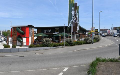 McDonald's: Die Filiale liegt am Heilbrunnen verkehrsgünstig. Passend dazu gibt's viele Parkplätze und einen Drive-In.