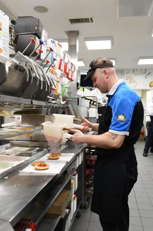 McDonald's: Ketchup und Mayonaise werden genau dosiert.