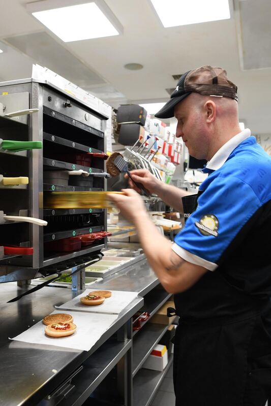 McDonald's: Die gebratenen Patties werden aus Warmhalteschubladen genommen.