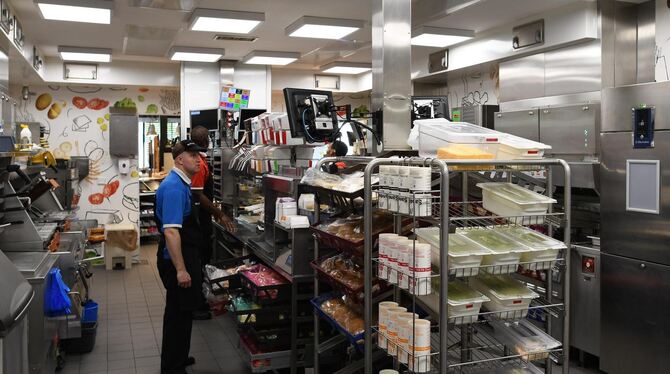 McDonald's: Peinlich sauber und genau nach den Konzernvorgaben geht#s in der Küche zur Sache.