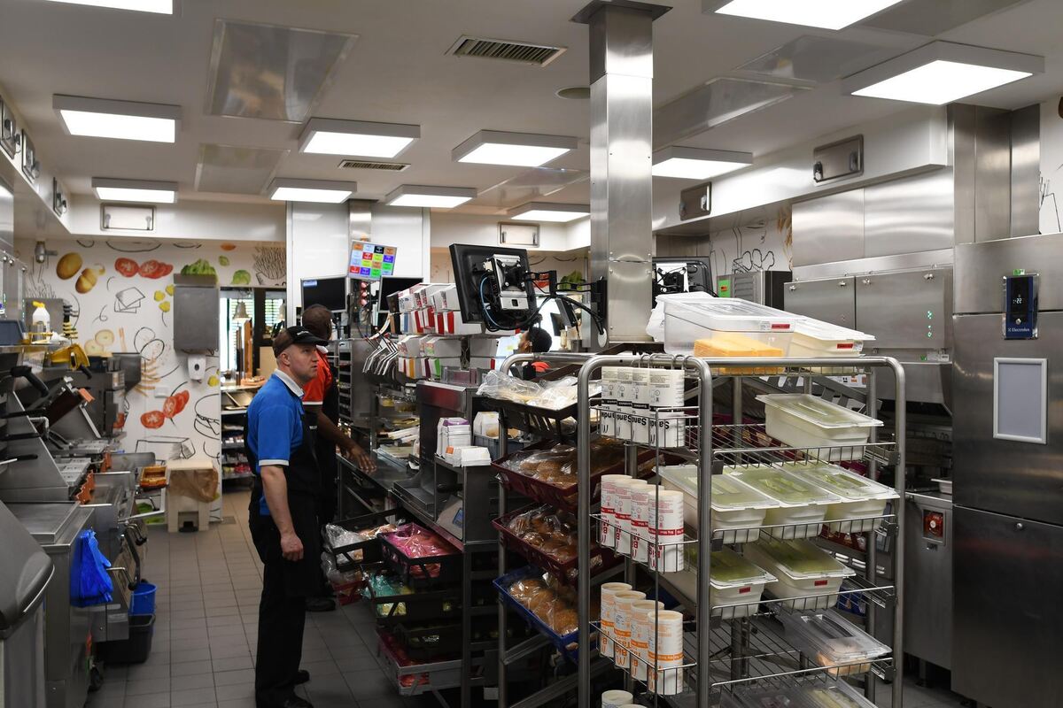 McDonald's: Peinlich sauber und genau nach den Konzernvorgaben geht#s in der Küche zur Sache.