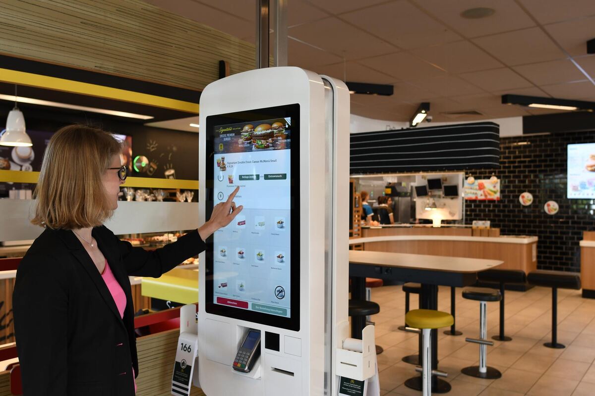 McDonald's: Die Filiale am Reutlinger Heilbrunnen gehörte bei der Eröffnung 2016 zu den modernsten in Deutschland. Bestellt wird
