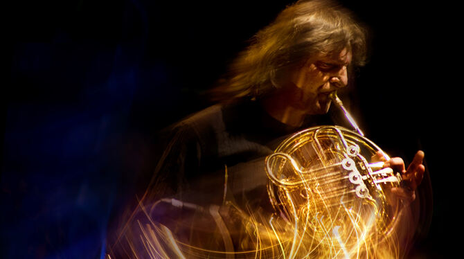 Seltenes Instrument für einen Jazzer: Arkady Shilkloper spielt Horn und ist einer der beiden Solisten in Tübingen.  FOTO: PR