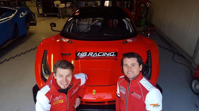Haben prominente Väter, die zu den Großen des Motorsports zählen: Sebastian Asch (links) und Luca Ludwig mit ihrem Ferrari 488 G