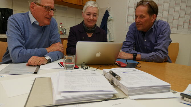 Hans Georg Weiß (von links), Susanne Eckstein und Peter Stary werten das Ergebnis der Umfrage aus. FOTO: LEISTER