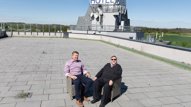 Geschäftsführer Hans-Joachim Neveling (rechts) und Marketing- und Veranstaltungsleiter Paul Jurik wollen die Dachterrasse des Fo