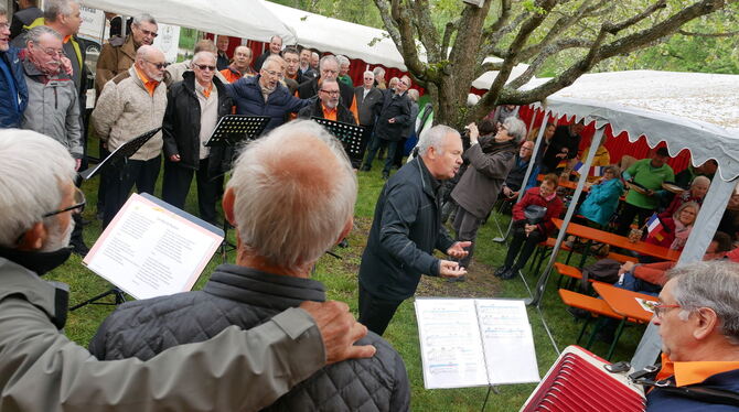Sänger aus der Lichtensteiner Partnergemeinde Voreppe begleiteten die Eröffnung des Lichtensteiner Nussbaumwegs.   FOTO: LEISTER