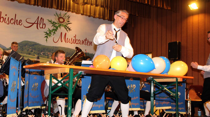 Karl Stockmaier ließ bei der »Luftballon-Polka« zur Freude des Publikums etliche Ballone taktgenau platzen.  FOTO: LEIPPERT