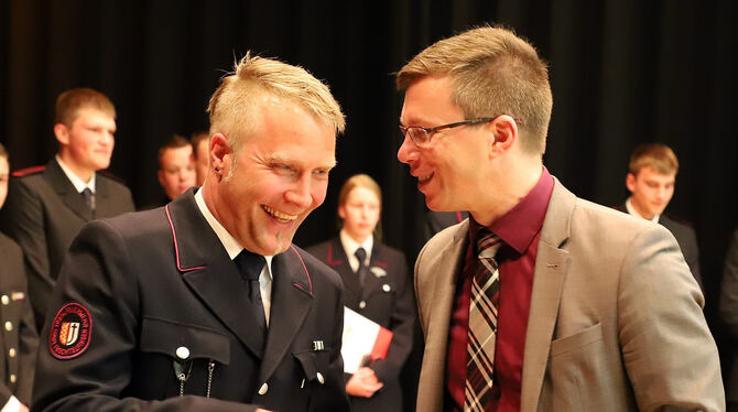 Bürgermeister Christoph Niesler (rechts) beglückwünscht Josef Brunner zur Wiederwahl als Gesamtkommandant der Trochtelfinger Feu