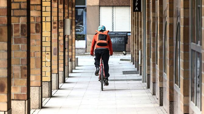 Radfahrer brauchen mehr eigene Wege, fordert die Stuttgarter Radbeauftragte.  FOTO: GEA
