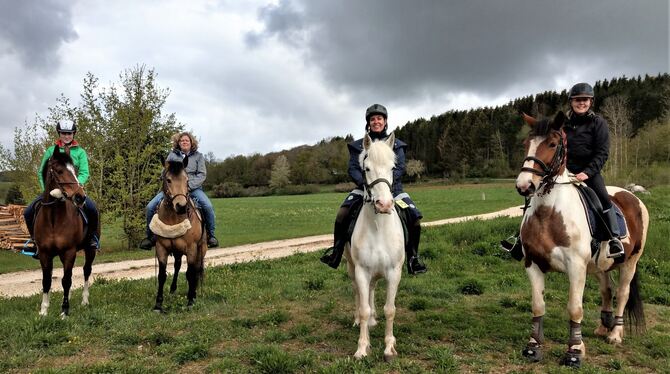 Auch diese vier Reiterinnen ignorierten das Aprilwetter bei Bad Urach und gaben lieber der guten Laune und der Freude am Reiten