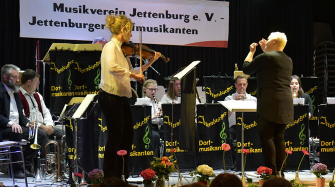 Henriette Sayer (an der Geige) von der Musikschule Kirchentellinsfurt macht jetzt gemeinsame Sache mit dem Jettenburger Nachwuch